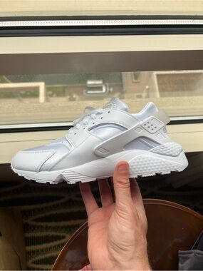 Womens nike air huarache (DH4439 102) no box size 10.5